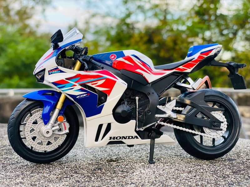 Yamaha YZF-R1 Diecast Model Bike (box packed with Frame) 0