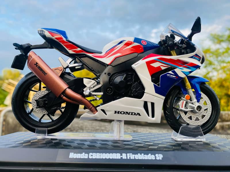 Yamaha YZF-R1 Diecast Model Bike (box packed with Frame) 3