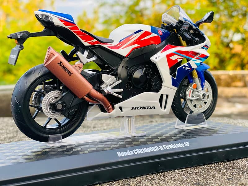 Yamaha YZF-R1 Diecast Model Bike (box packed with Frame) 6