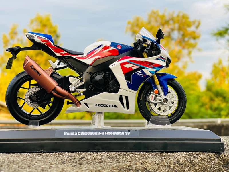 Yamaha YZF-R1 Diecast Model Bike (box packed with Frame) 7