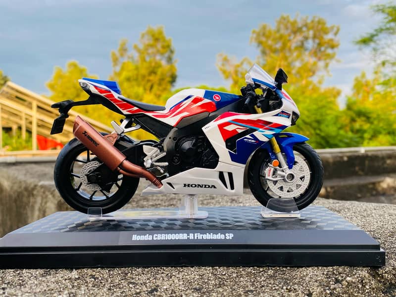 Yamaha YZF-R1 Diecast Model Bike (box packed with Frame) 8