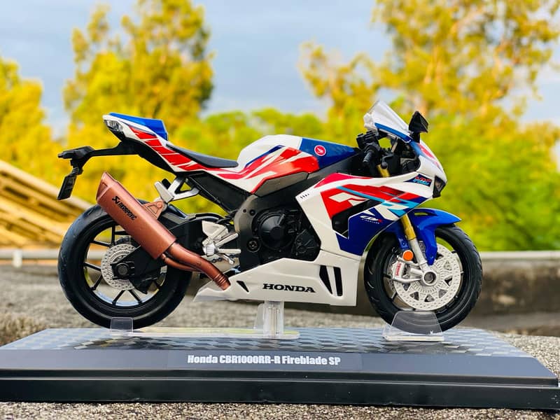 Yamaha YZF-R1 Diecast Model Bike (box packed with Frame) 9