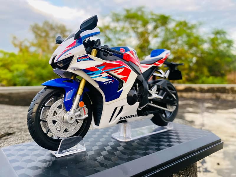 Yamaha YZF-R1 Diecast Model Bike (box packed with Frame) 10