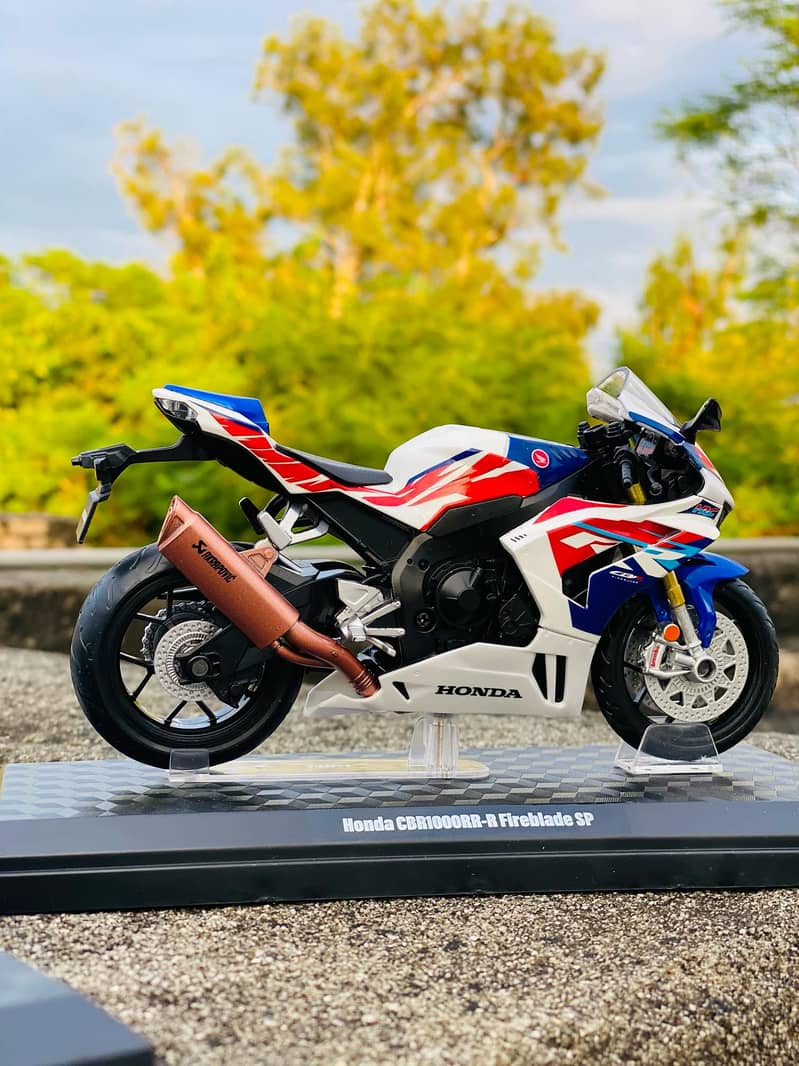 Yamaha YZF-R1 Diecast Model Bike (box packed with Frame) 15