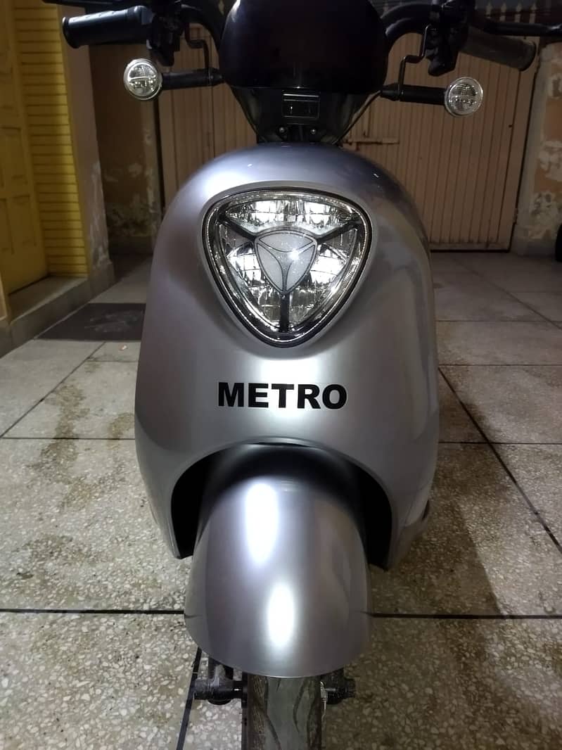 METRO A7 3 WHEELER SCOOTY 0