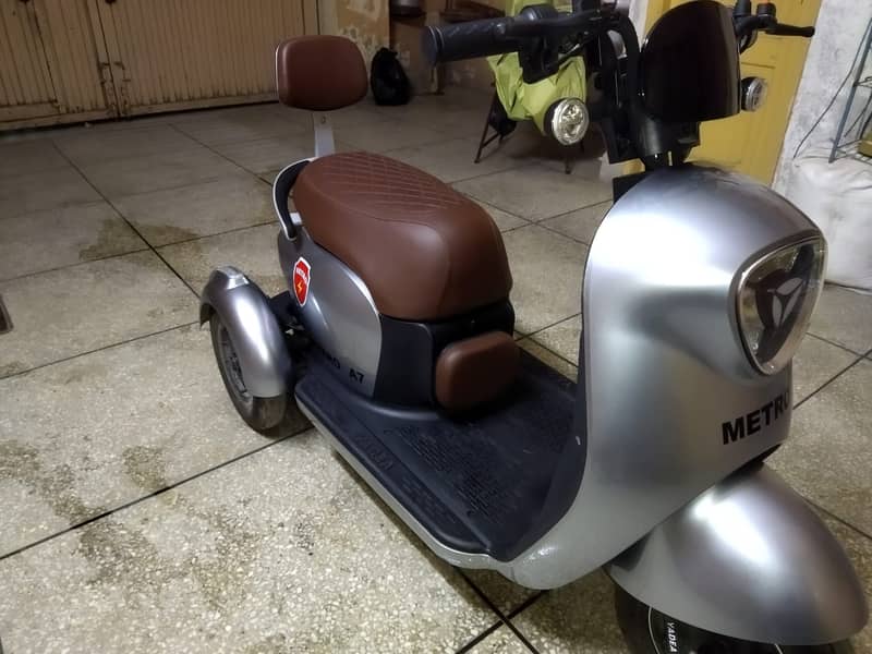 METRO A7 3 WHEELER SCOOTY 2