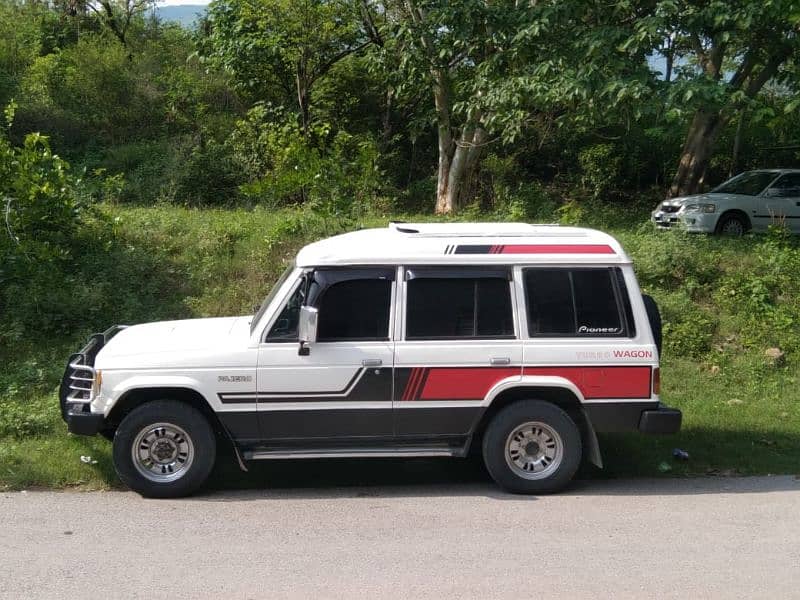 Mitsubishi Pajero 1988 8