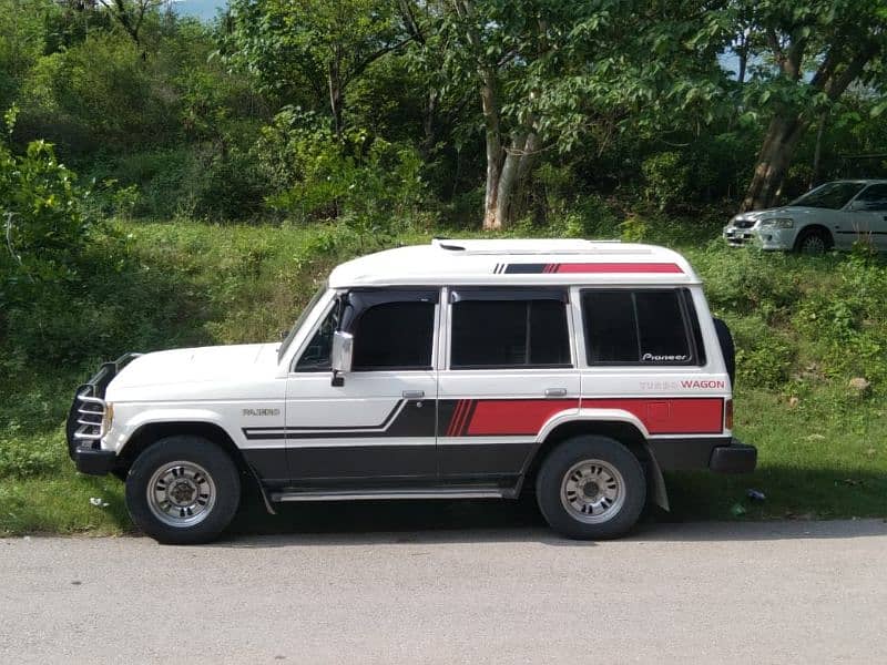 Mitsubishi Pajero 1988 9