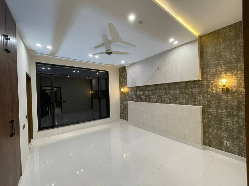 10 Marla House For Sale In Sector B Bahria Town, Lahore 2