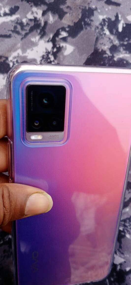 Vivo V20 all okay 10/10 contact my wastap 03263470894 1