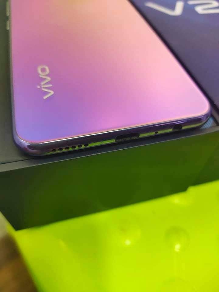 Vivo V20 all okay 10/10 contact my wastap 03263470894 3