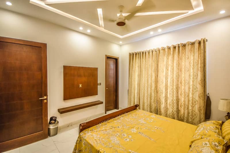 1 Bedroom VIP full furnishe flat for rent per day available in Bahia Town Lahore 2