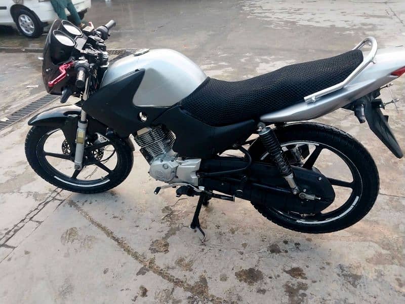 Ybr 125 Model 2016. Exchange posible 2