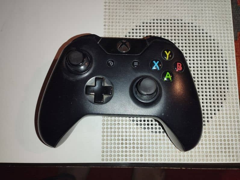 Xbox 1 s 500 GB 2 controllers 2