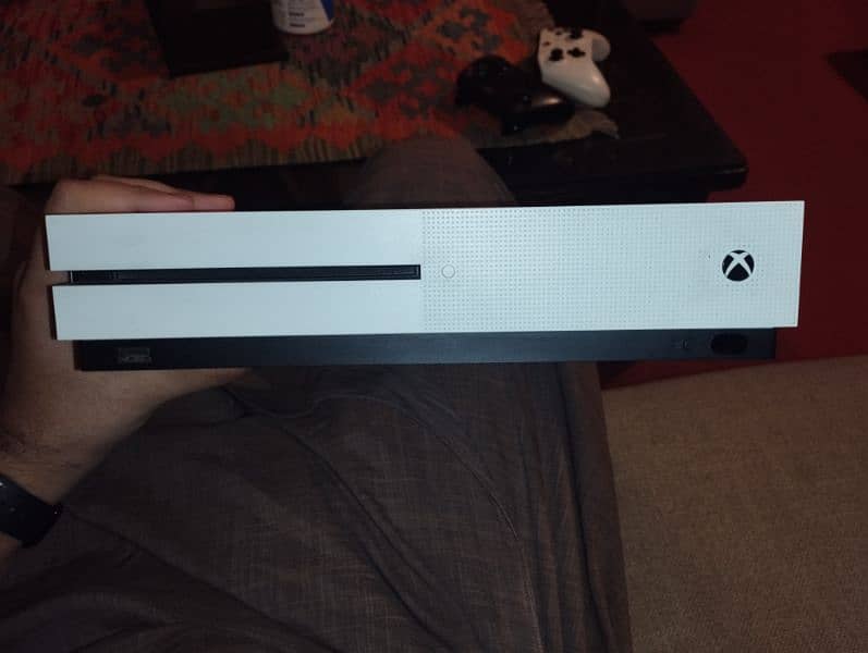 Xbox 1 s 500 GB 2 controllers 4