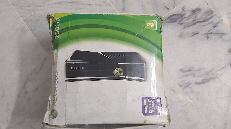 Xbox 360 with steering wheel and pedal 3