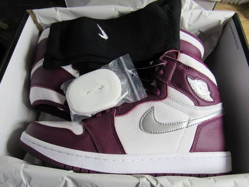 Nike Air Jordan 1 Retro High OG 'Bordeaux' 1