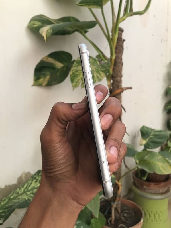 Iphone Xr 64gb In unique white color. 3