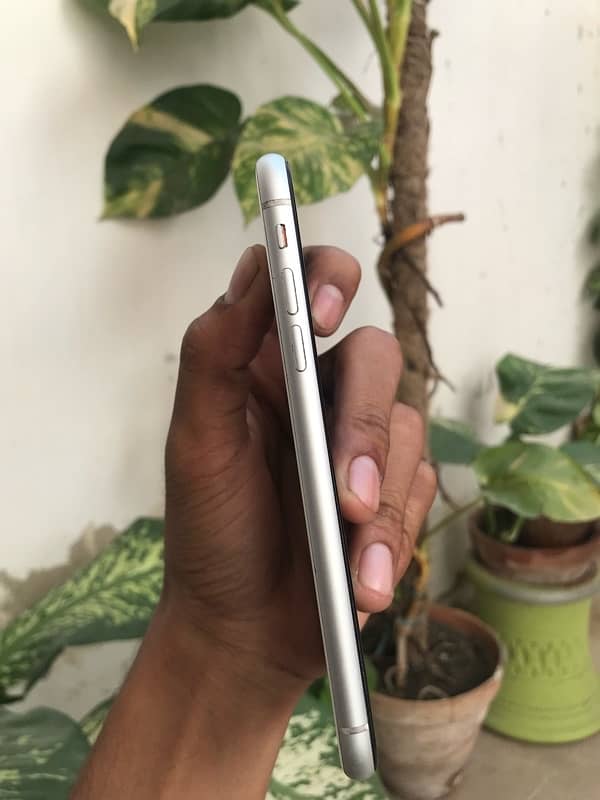 Iphone Xr 64gb In unique white color. 4