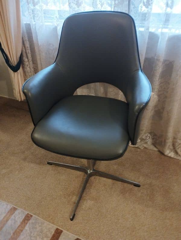 Imported visitor chairs in home use 0