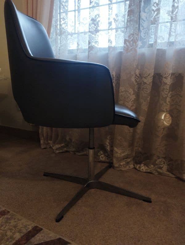 Imported visitor chairs in home use 2