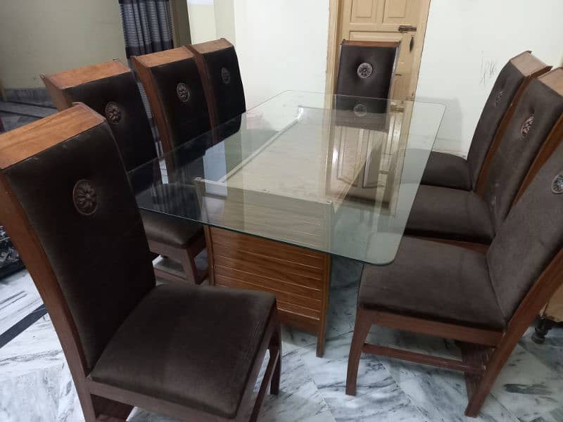 Good condition dinning table 2