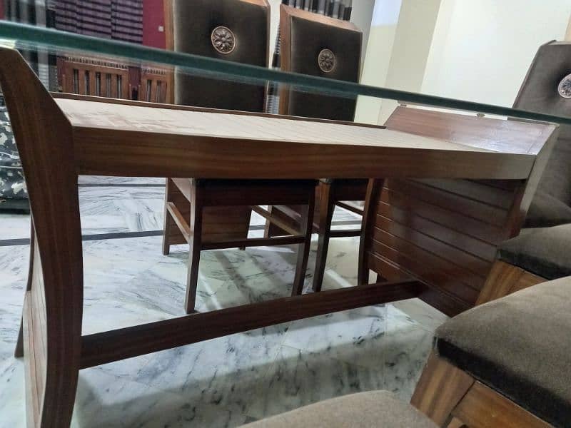 Good condition dinning table 6