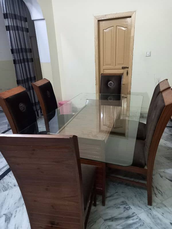 Good condition dinning table 11