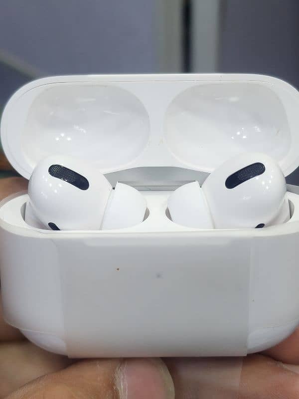 airpods pro with wireless charging case 3