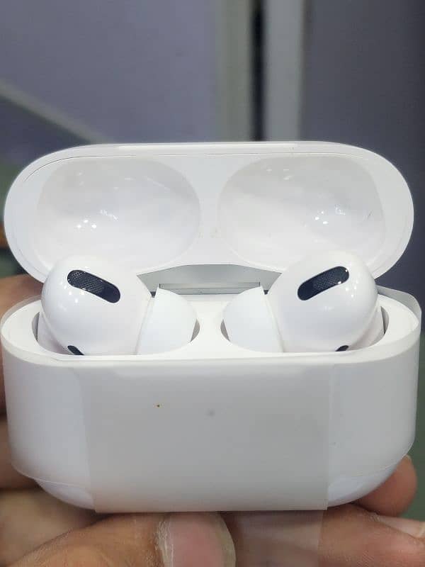 airpods pro with wireless charging case 4