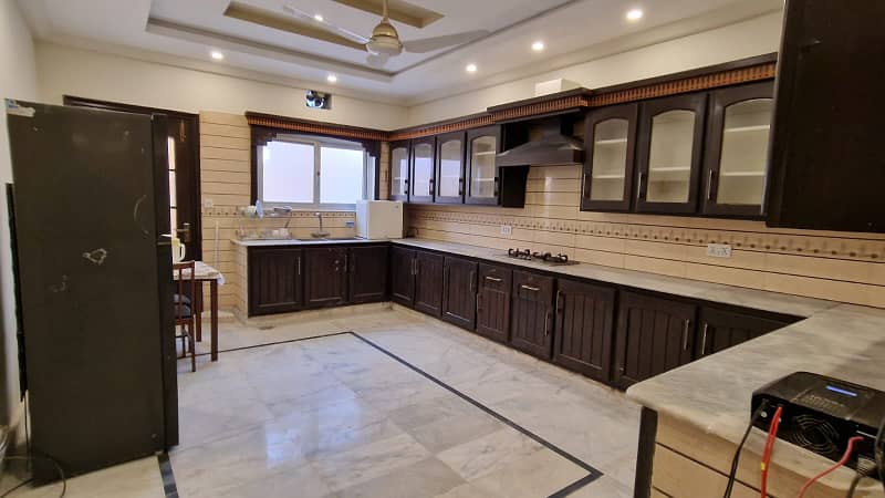 house avalibale for rent in gulber D markaz 5