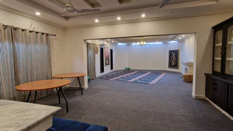 house avalibale for rent in gulber D markaz 9