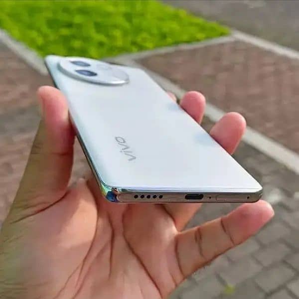 Vivo V30E White colour ! 1