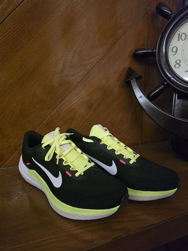 Nike WinFlo 10 (Black/Green) shoes 0