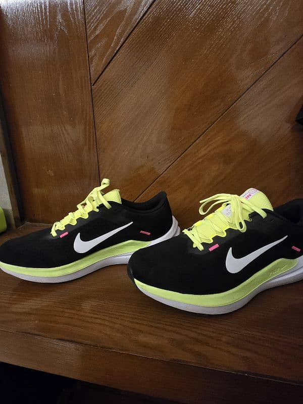 Nike WinFlo 10 (Black/Green) shoes 3