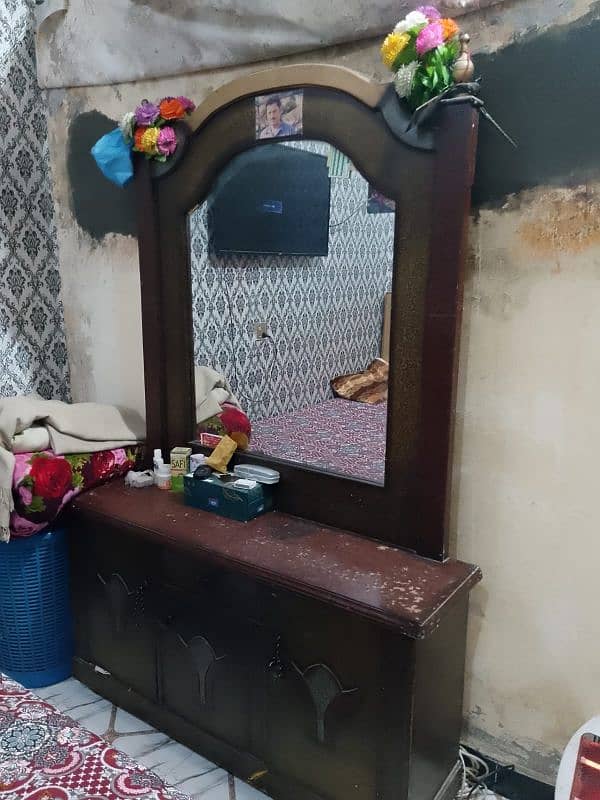 showcase and dressing table 0