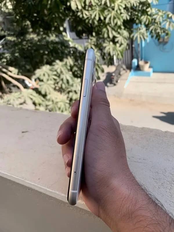 iphone 11 non pta 64gb 10/10 condition 1