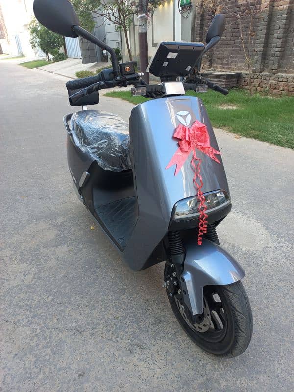 Yadea G5 Scooter 1