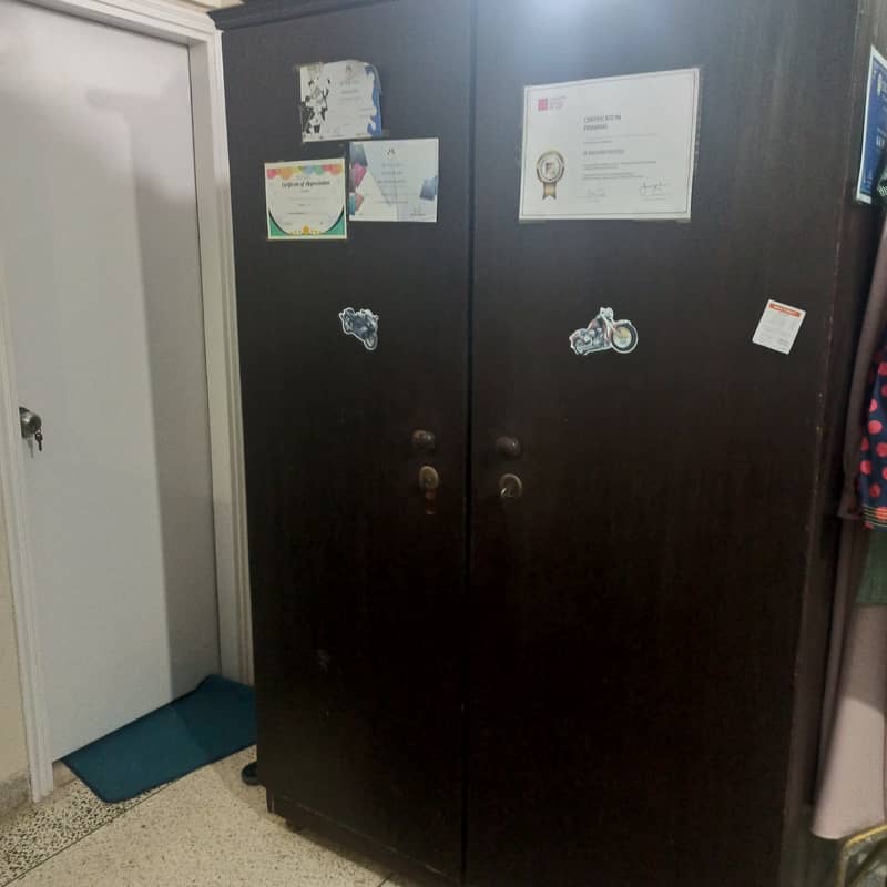 2 Door cupboard in excellent condition 0