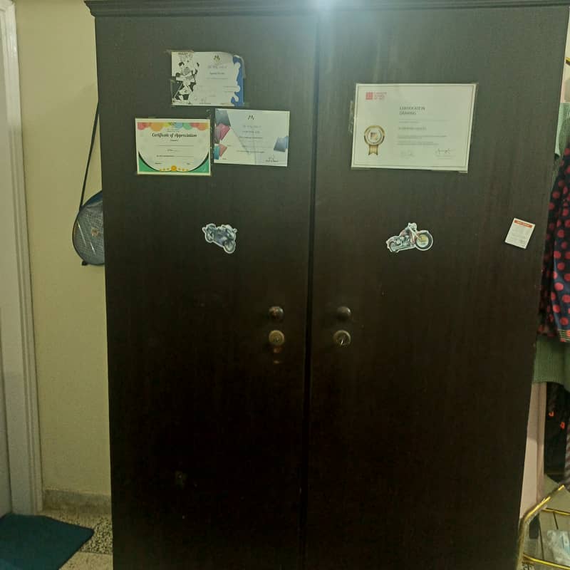 2 Door cupboard in excellent condition 1