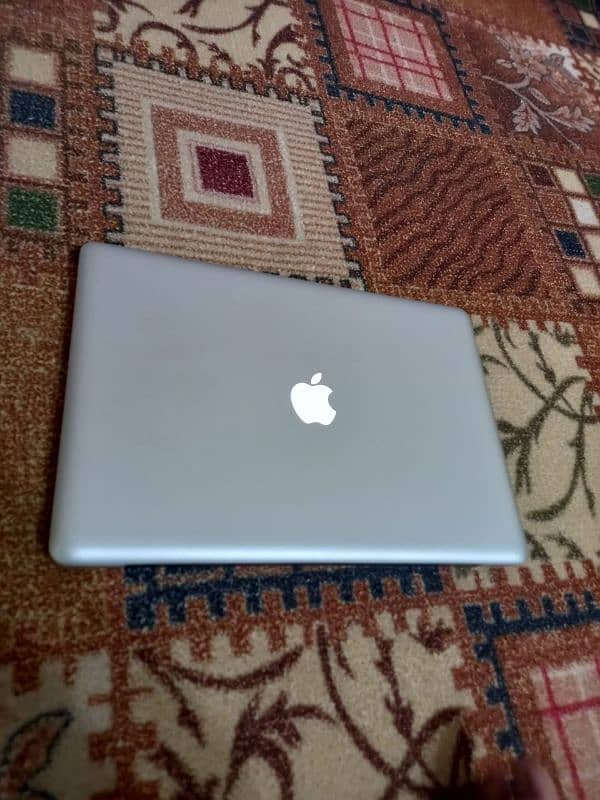 APPLE MACBOOK PRO 2010 CORE i7  16 GB RAM 0