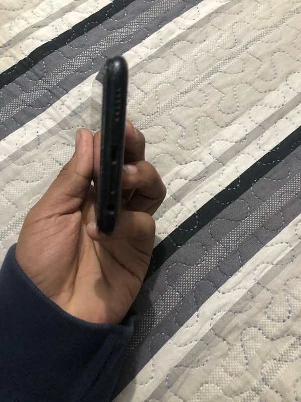 vivo y11 in good condition pta approved 5