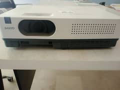 *Sanyo XGA Projector (AMERICAN) Bright and Reliable Projection .