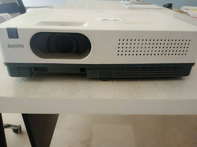 *Sanyo XGA Projector (AMERICAN) Bright and Reliable Projection . 0