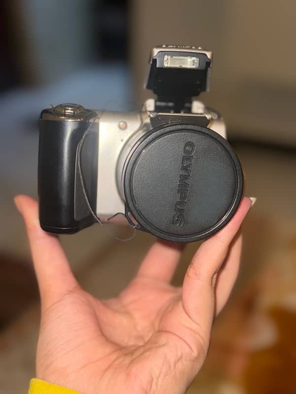 Olympus SP - 620UZ (16 MP & 21x zoom) 1