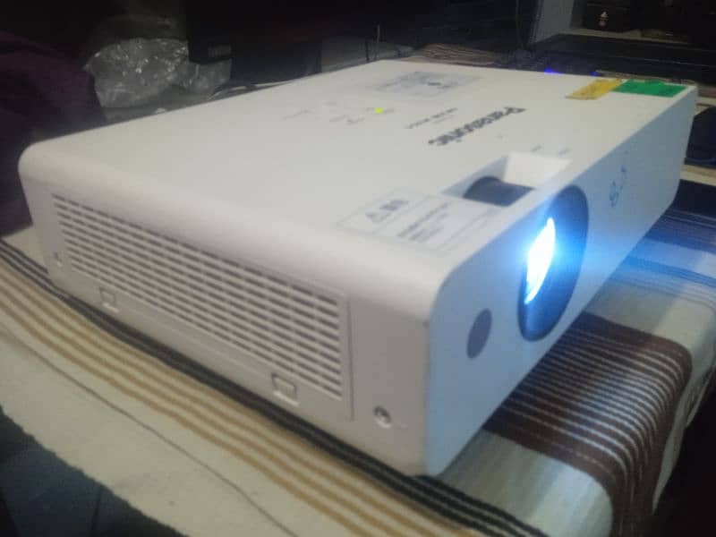 Panasonic PT-LW330 WXGA HDMi Projector 03312157100 3