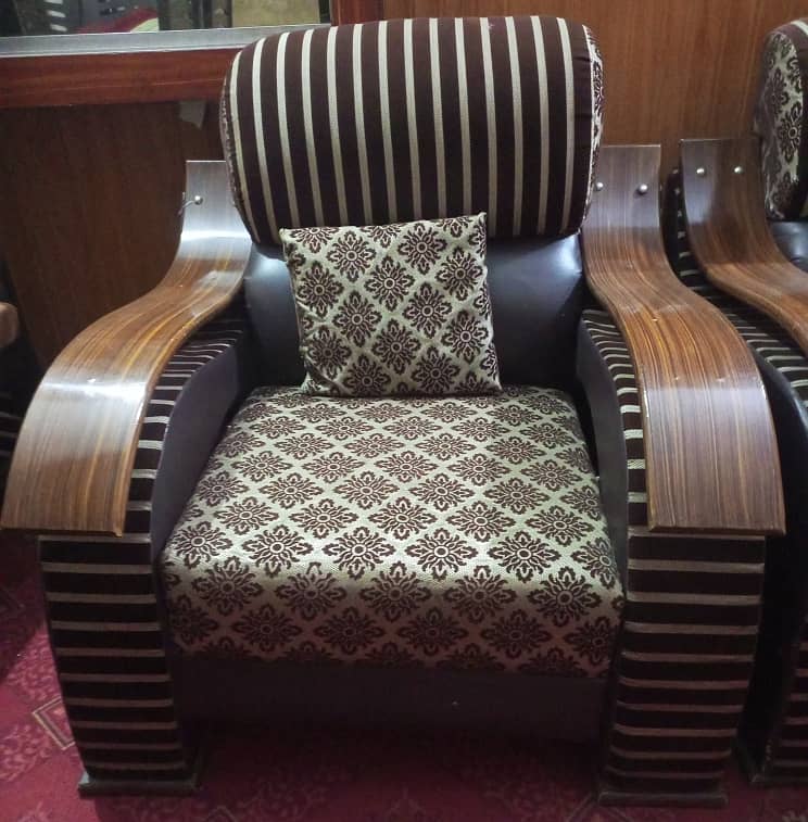 slightly used 5 seater sofa set with wooden handle 3+1+1. 1