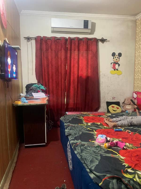 Family flat for rent location yousaf colony 1bed tv lounge drawing room kichan 2bath kichan Pani bijli gass sab available 1