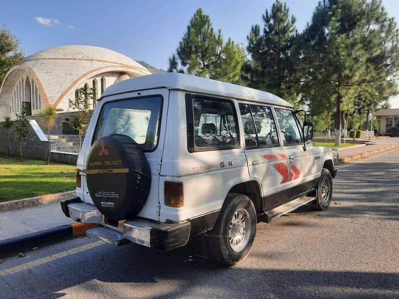 Mitsubishi Pajero 1991 3