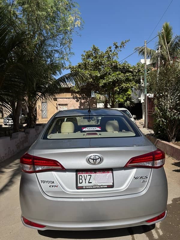 Toyota Yaris GLi CVT 1.3 – Like New! (2023, Medium Silver) 1